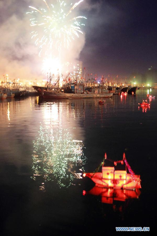 Fishermen set off fireworks at the Longwangtang Fishing Port in Dalian, northeast China's Liaoning Province, Feb. 23, 2013. More than a thousand fishermen gathering here on Saturday held a ceremony in which they set off fireworks, set up sacrifices and sent out sea lanterns to wish for a good fishing year. (Xinhua/Wang Hua)