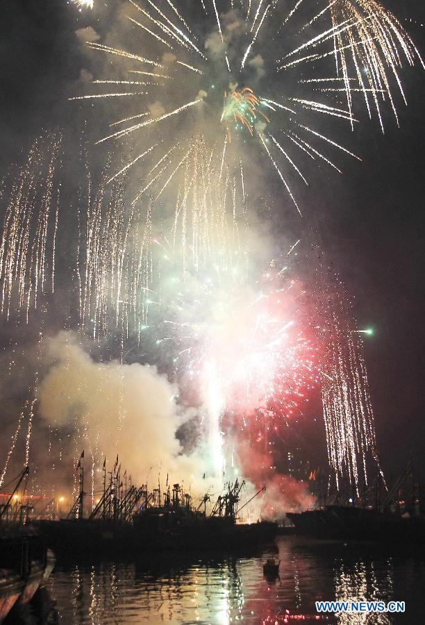 Fishermen set off fireworks at the Longwangtang Fishing Port in Dalian, northeast China's Liaoning Province, Feb. 23, 2013. More than a thousand fishermen gathering here on Saturday held a ceremony in which they set off fireworks, set up sacrifices and sent out sea lanterns to wish for a good fishing year. (Xinhua/Wang Hua)