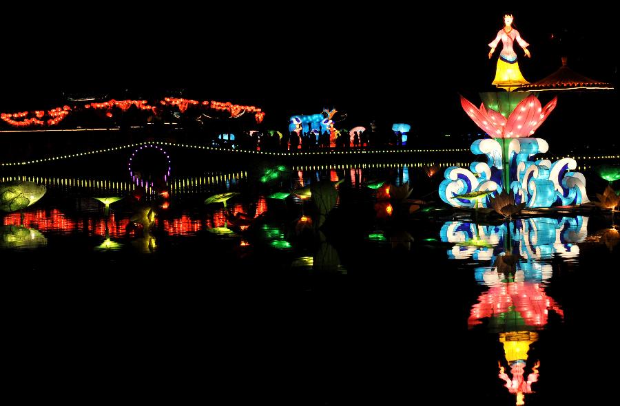 People enjoy lanterns at Daguan Park in Kunming, capital of southwest China's Yunnan Province, Feb. 23, 2013. Chinese people received the Lantern Festival on Feb. 24, the 15th day of the first lunar month this year. (Xinhua/Lin Yiguang) 