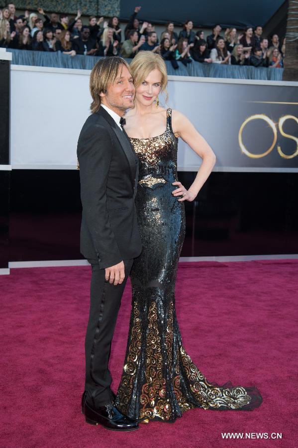 Australian actress Nicole Kidman (R) arrives with her husband Keith Urban at the Oscars at the Dolby Theatre in Hollywood, California on Feb. 24, 2013. (Xinhua/Sara Wood)