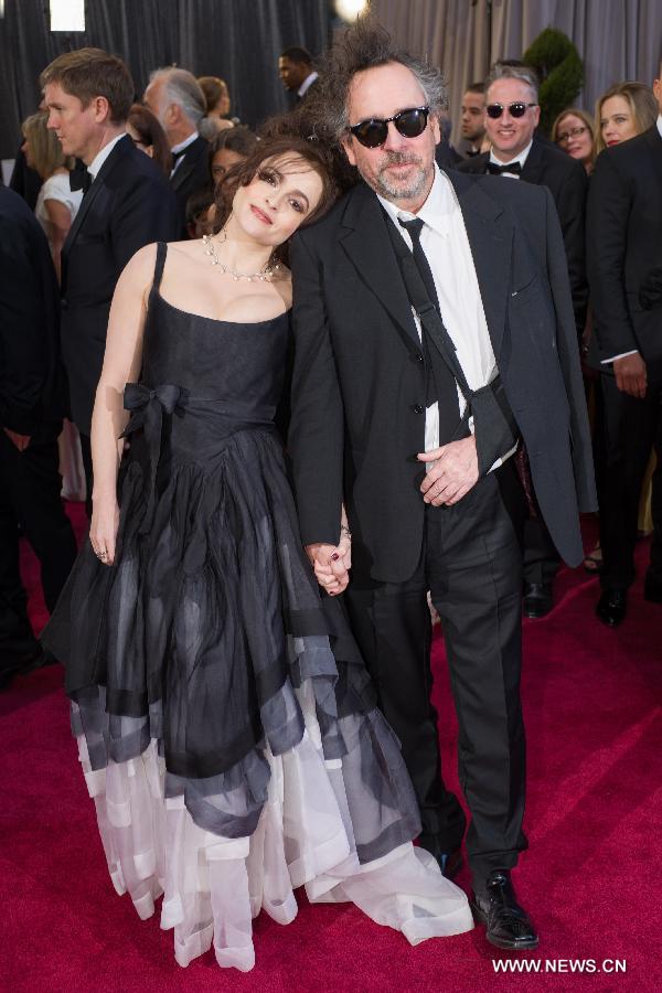 Director Tim Burton (R) arrives with his wife Helena Bonham Carter at the Oscars at the Dolby Theatre in Hollywood, California on Feb. 24, 2013. (Xinhua/Bryan Crowe)
