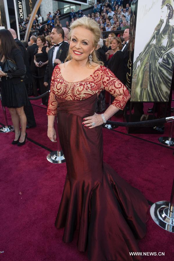 Actress Jacki Weaver arrives at the Oscars at the Dolby Theatre in Hollywood, California on Feb. 24, 2013. (Xinhua/Bryan Crowe)