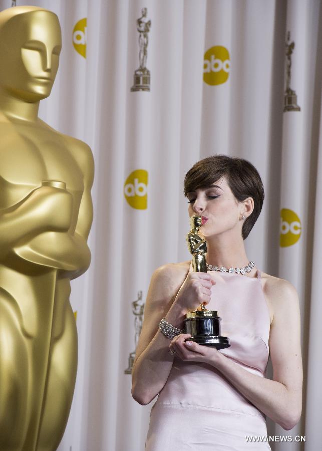Anne Hathaway, Best Supporting Actress for "Les Miserables", poses with her Oscar backstage at the 85th Academy Awards in Hollywood, California Feb. 24, 2013. (Xinhua/Yang Lei)