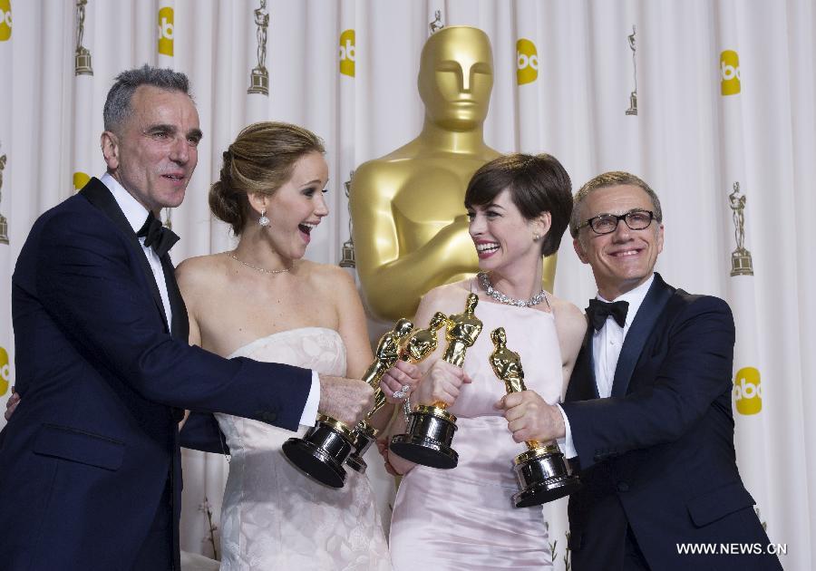 (From L To R) Daniel Day Lewis, Best Actor for "Lincoln", Jennifer Lawrence, Best Actress for "Silver Linings Playbook", Anne Hathaway, Best Supporting Actress for "Les Miserables" and Christoph Waltz, Best Supporting Actor for "Django Unchained", pose with their Oscars backstage at the 85th Academy Awards in Hollywood, California Feb. 24, 2013. (Xinhua/Yang Lei)