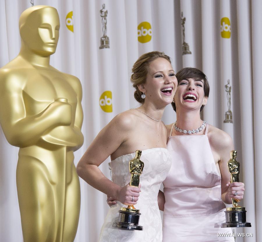 Jennifer Lawrence (L), Best Actress for "Silver Linings Playbook" and Anne Hathaway, Best Supporting Actress for "Les Miserables" pose with their Oscars backstage at the 85th Academy Awards in Hollywood, California Feb. 24, 2013. (Xinhua/Yang Lei)