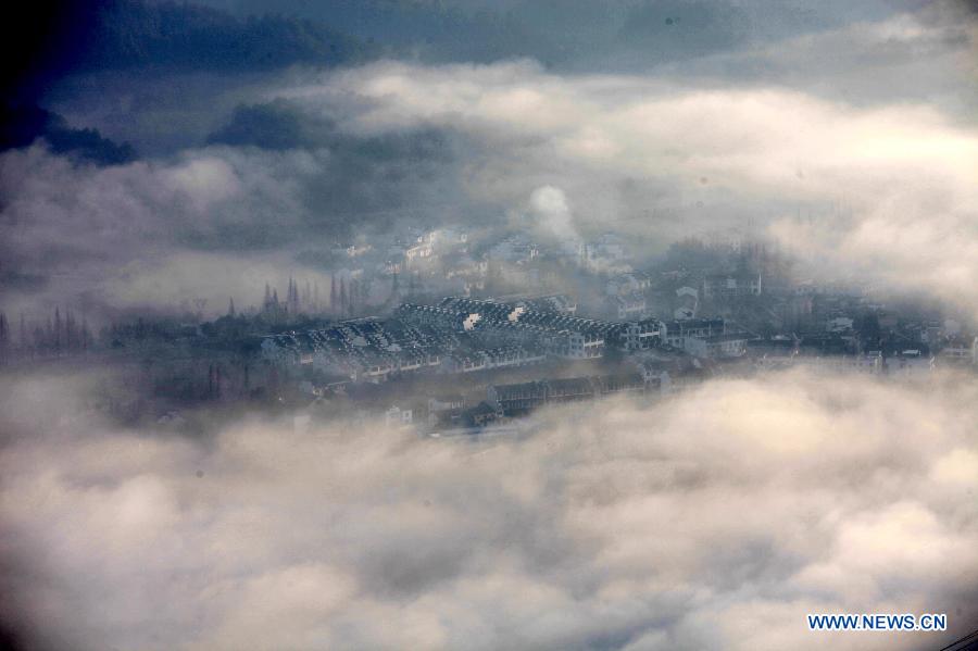 Photo taken on Feb. 24, 2013 shows the sea of clouds at the Qiyun Mountain scenic spot in Huangshan City, east China's Anhui Province. (Xinhua/Shi Guangde)