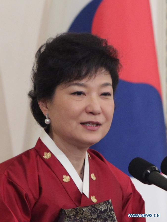 South Korean President Park Geun-hye speaks at a dinner after inauguration ceremony in Seoul, South Korea, Feb. 25, 2013. Park Geun-hye, the daughter of South Korea's late military strongman Park Chung-Hee, was sworn in as the country's first female president on Monday. (Xinhua/Chung Sung-Jun)