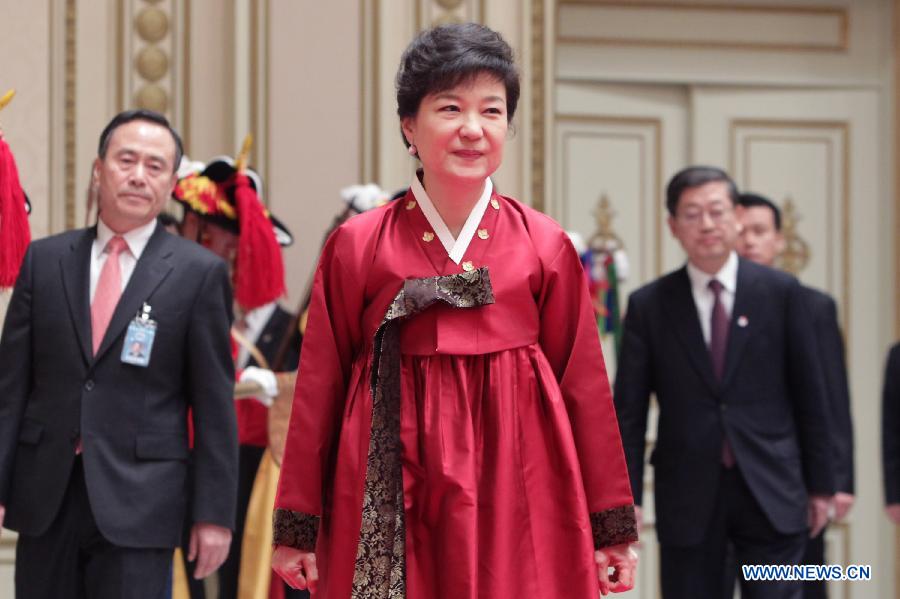 South Korean President Park Geun-hye attends a dinner after inauguration ceremony in Seoul, South Korea, Feb. 25, 2013. Park Geun-hye, the daughter of South Korea's late military strongman Park Chung-Hee, was sworn in as the country's first female president on Monday. (Xinhua/Chung Sung-Jun)