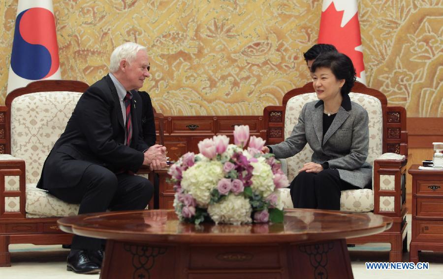South Korea's newly sworn-in President Park Geun-hye (R) meets with Canadian Governor General David Johnston at the presidential house in Seoul, South Korea, Feb. 26, 2013. Park Geun-hye was sworn in Monday as South Korea's first female president, kicking off a five-year term in the top job. (Xinhua) 