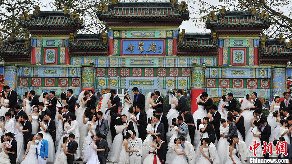 A hundred of couples kiss each other in a collective wedding held in Zhaoqing, Guangdong on Feb. 24, 2013. (Chinanews/Huang Yaohui)