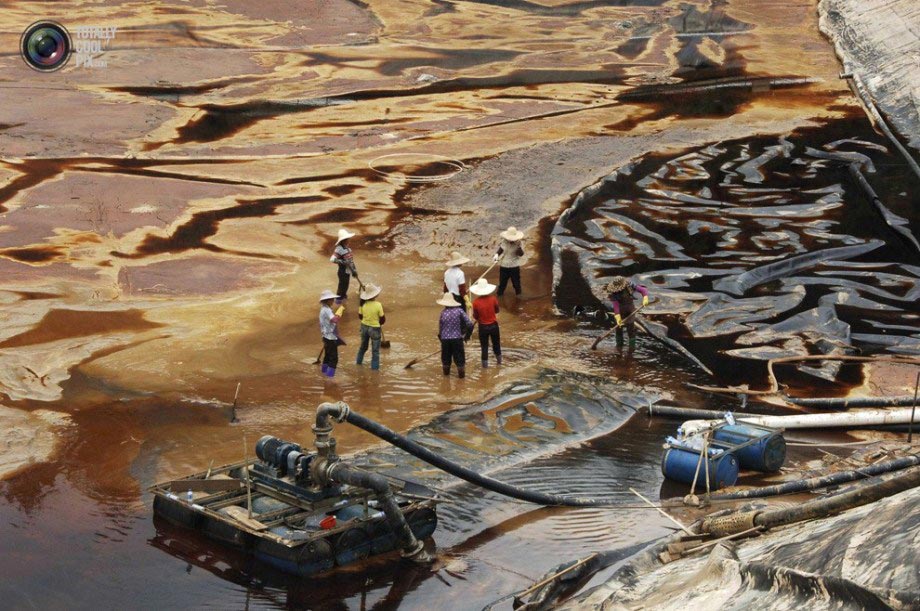 Workers drain off polluted water in a copper mine of Fujian. (File Photo)
