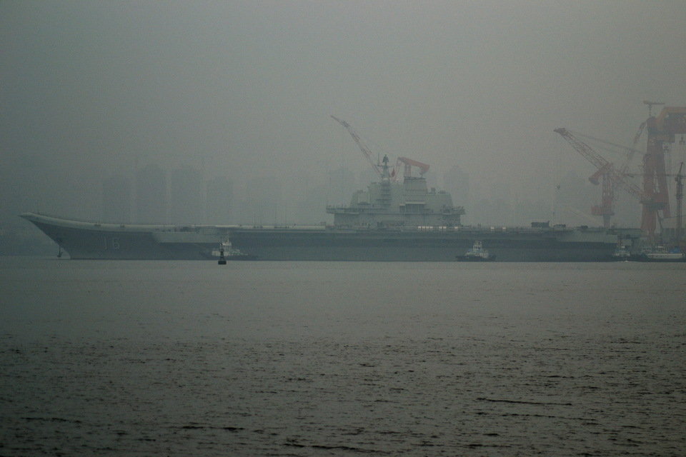 China's first aircraft carrier, the Liaoning, anchored for the first time in a military port in Qingdao, eastern Shandong province on Wednesday morning. (Photo: huanqiu.com)