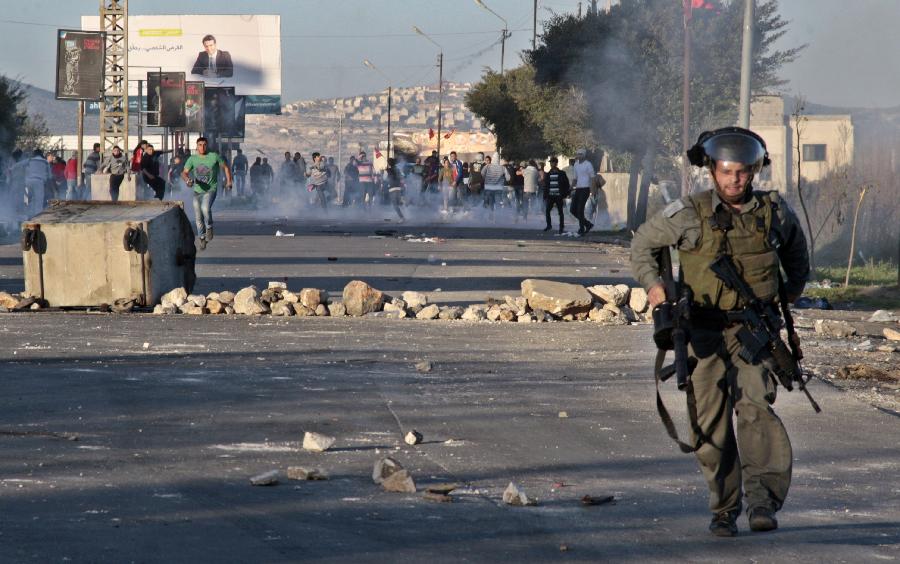 Palestinian protesters throw stones at Israeli soldiers during clashes at Hawara checkpoint near the West Bank city of Nablus on Feb. 24, 2013. (Xinhua/Nidal Eshtayeh) 
