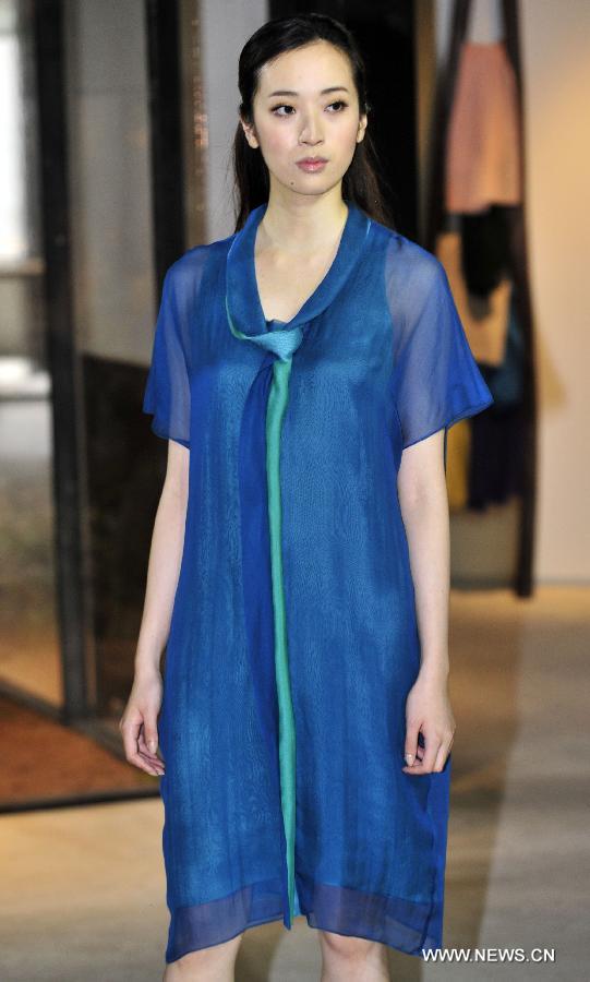 A model presents fashion creation designed by Jamei Chen in Taipei, southeast China's Taiwan, Feb. 26, 2013. (Xinhua/Wu Ching-teng)