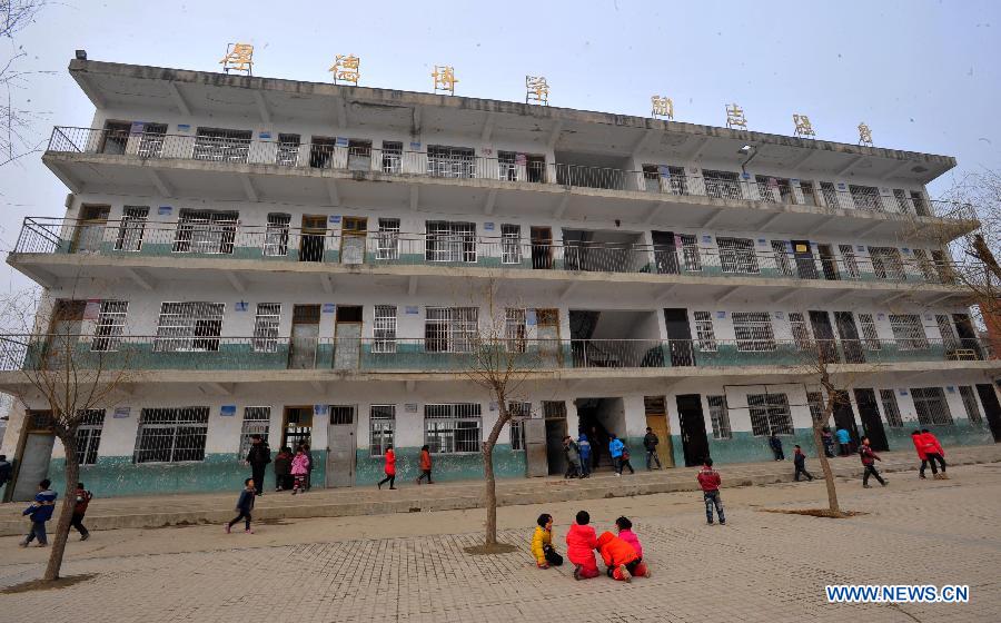 Photo taken on Feb. 27, 2013 shows the Qinji Elementary School, where a stampede accident took place, in Xueji County of Xiangyang, central China's Hubei Province. Four students were killed in a stampede accident here on Wednesday morning. Relevant departments of Xiangyang have rushed to the scene to carry out rescue efforts, and the injured have been sent to hospital for treatment. The cause of the accident is under investigation. (Xinhua/Xiao Yijiu) 