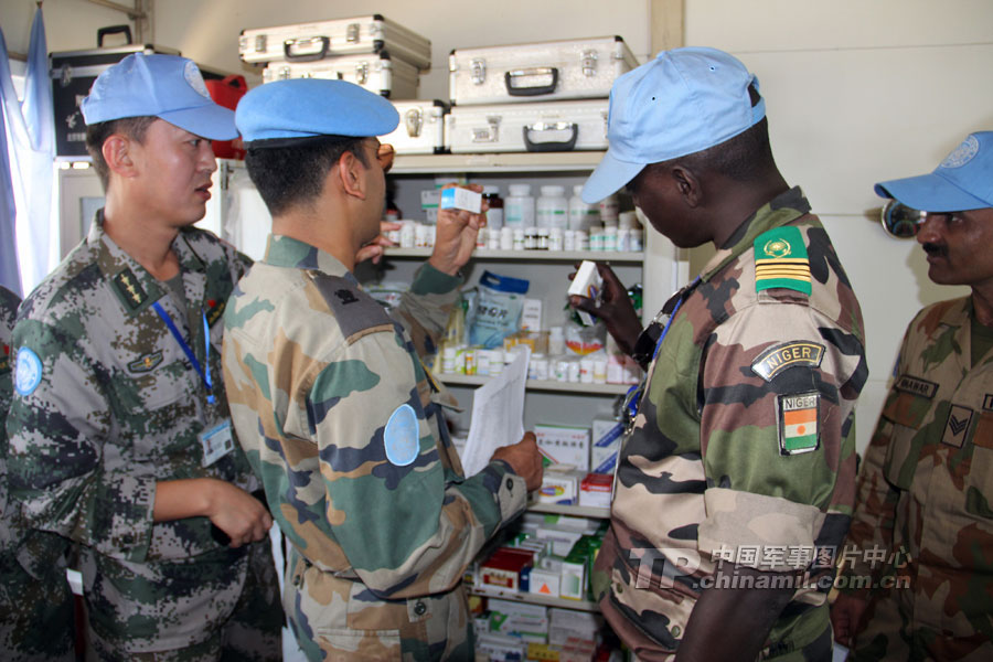 The picture shows that a member (2nd R) of the UN combat readiness verification team verifies medical and sanitary equipment in the camp of the15th Chinese peacekeeping engineer detachment to Congo (K).(China Military Online/Qu Donghu,Liu Chunyang) 