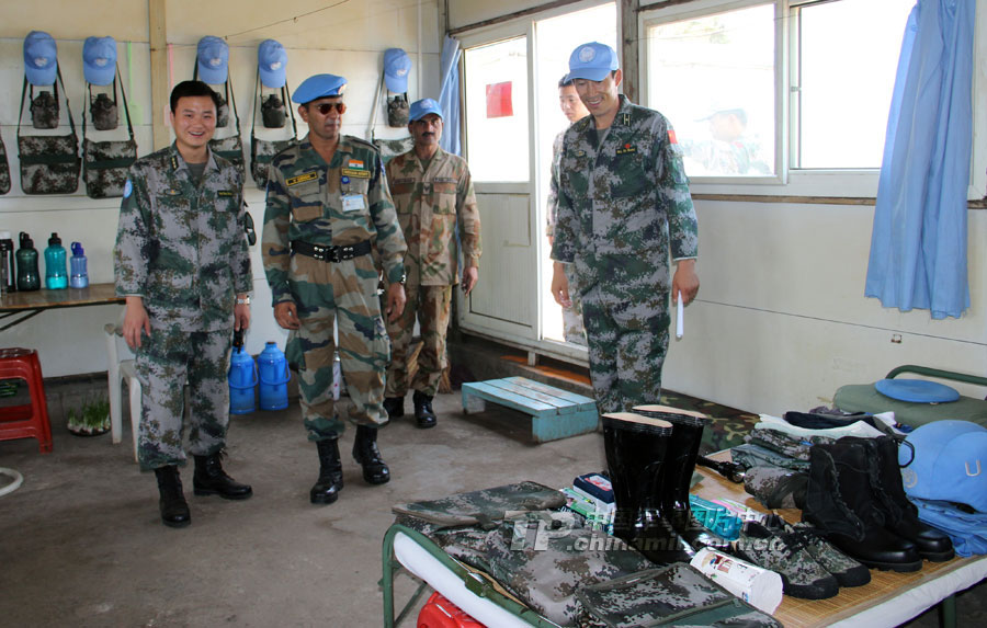 The picture shows that the UN combat readiness verification team inspects individual materials in the camp of the15th Chinese peacekeeping engineer detachment to Congo (K).(China Military Online/Qu Donghu,Liu Chunyang) 