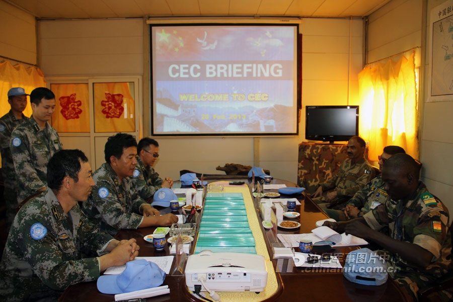 The picture shows the UN combat readiness verification team listens to the work report of the 15th Chinese peacekeeping engineer detachment.(China Military Online/Qu Donghu,Liu Chunyang) 