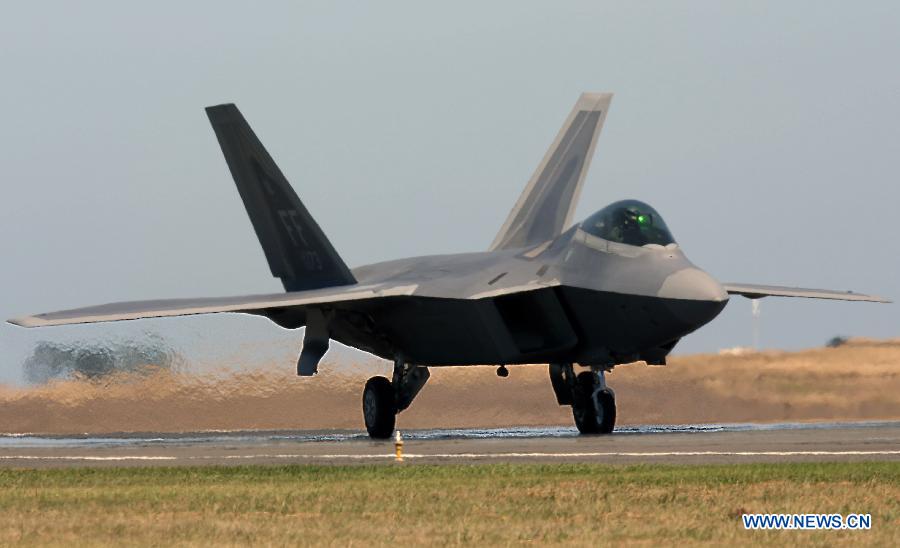 A U.S. Air Force F-22A Raptor lands after performance during the Australian International Airshow in Melbourne on March 2, 2013. (Xinhua/Xu Yanyan) 