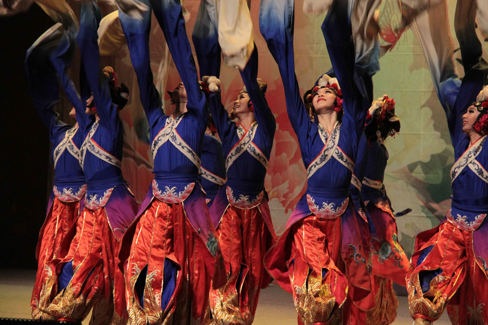 Actors from Shanghai Song and Dance Ensemble perform dance in Prague, capital of Czech, Feb. 22, 2013. (Xinhua/Wang Yi)