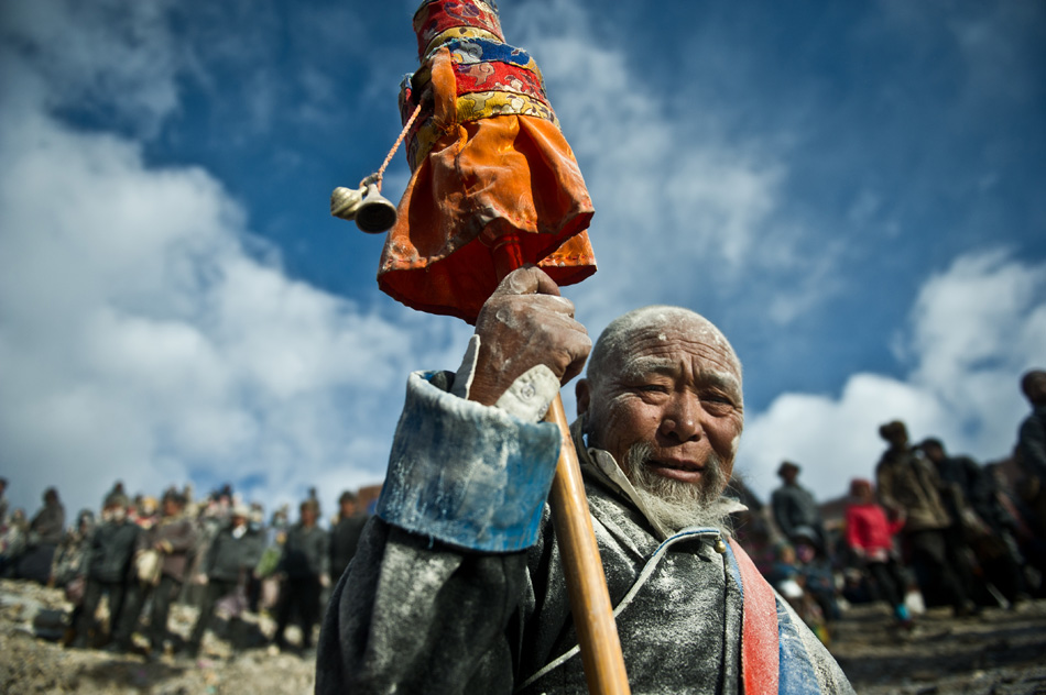 A Tibetan celebrates Tibetan New Year in Xigaze, Tibet on Feb. 25, 2013. (Photo/Xinhua)