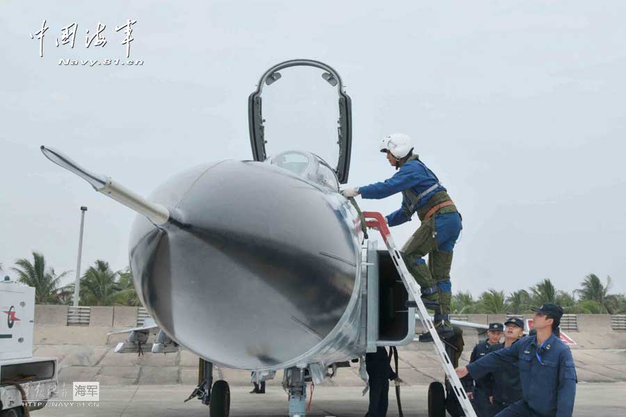 An aviation regiment under the South Sea Fleet of the Navy of the Chinese People's Liberation Army (PLA) conducts flight training and completes the flight training subjects under the background of actual combat. (navy.81.cn/Wanf Peng, Kou Yongqiang)  