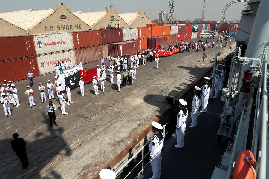 The picture shows the Pakistani guard of honor and overseas Chinese are waiting at the port to welcome the Chinese naval taskforce. (Xinhua/Rao Rao)