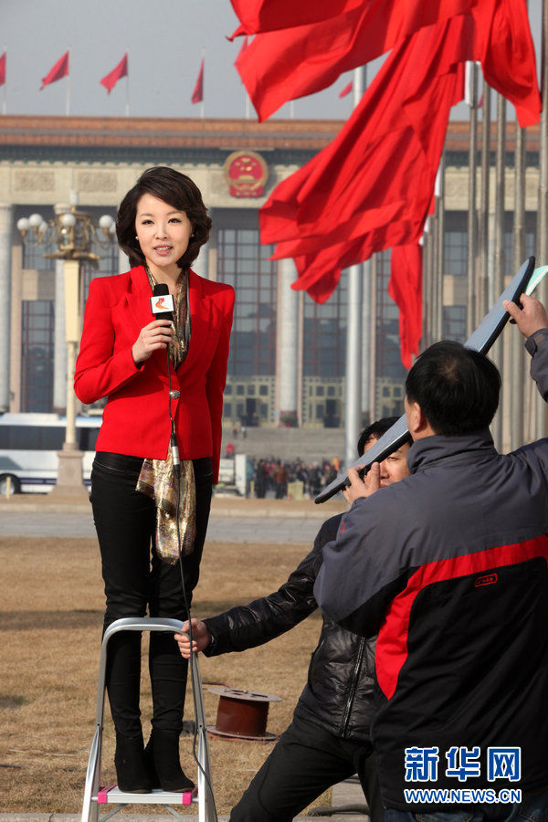 A TV host broadcasted from a ladder on Tiananmen Square.(Xinhua)