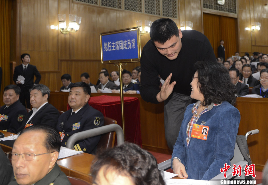 Yao Ming talks with Zhang Haidi during the preparatory meeting of the 12th CPPCC National Committee on March 2, 2013. (Chinanews/Liao Pan)