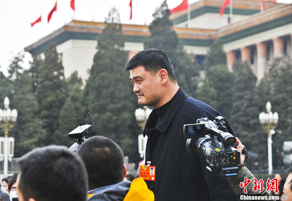 Facing media's pursuit, Yao Ming always appears very cautious. (Chinanews/Jin Shuo)