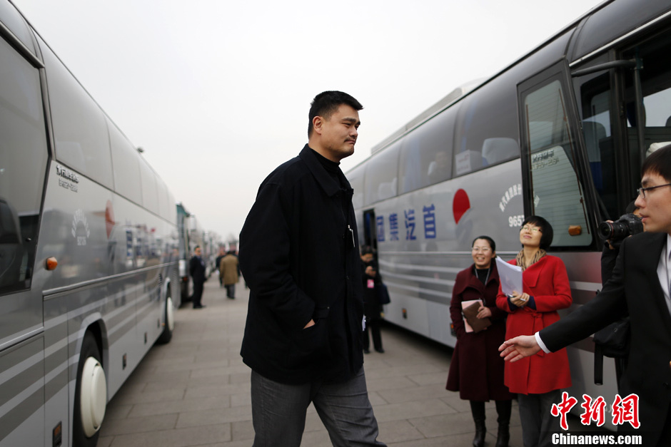 Yao Ming attracts people's attention wherever he goes. (Chinanews/Sheng Jiapeng)