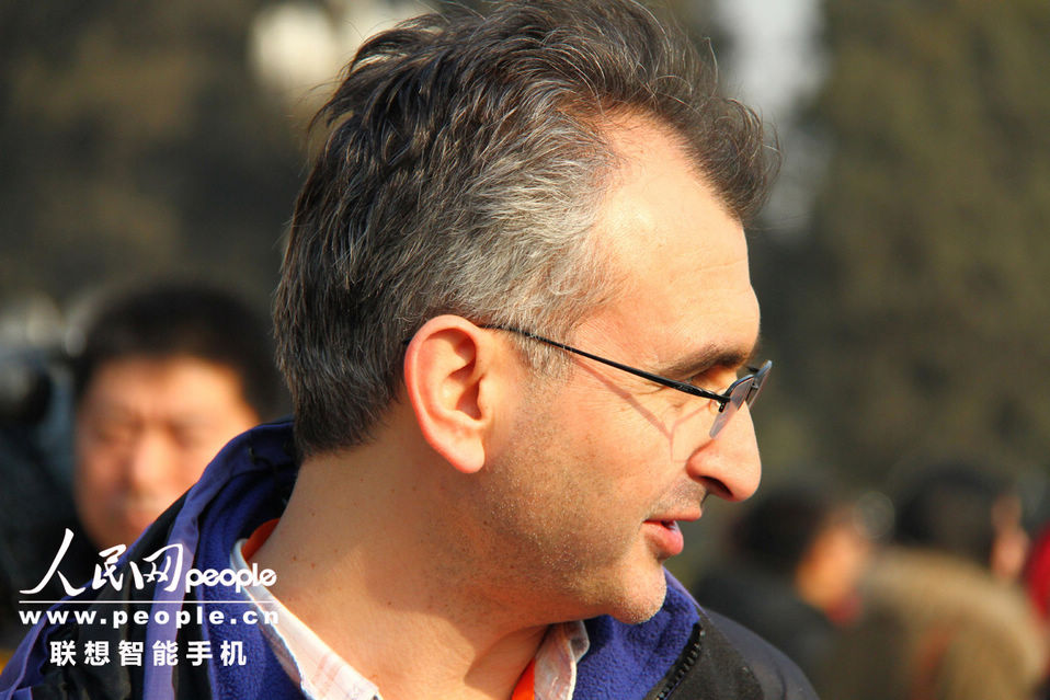 A foreign reporter with glasses. (People's Daily Online/Yang Fei)