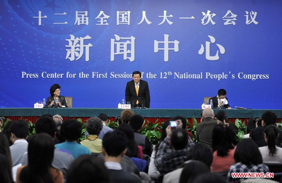 A press conference is held by the first session of the 12th National People's Congress (NPC) in Beijing, capital of China, March 8, 2013. Chinese Minister of Commerce Chen Deming (C) answered questions at the press conference. (Xinhua/Wang Peng)