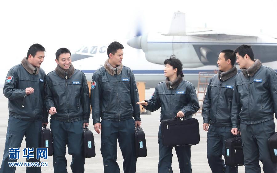 Chen (third from right) exchanges flying experiences with male pilots on March 7, 2013. Chen Jinhua is the only female captain in an air force division in Chengdu. She is also responsible for training male pilots.(Xinhua/Liu Yinghua)
