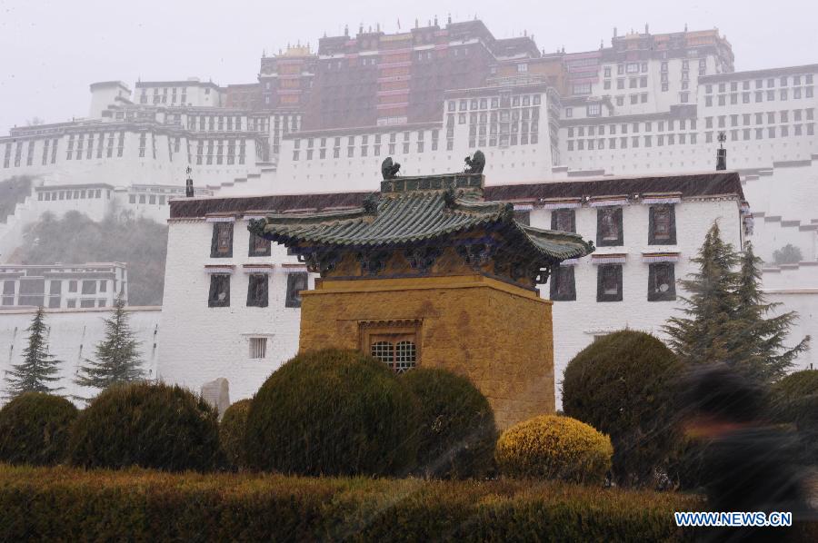 Photo taken on March 11, 2013 shows the Potala Palace in snow in Lhasa, capital of southwest China's Tibet Autonomous Region. (Xinhua/Liu Kun) 