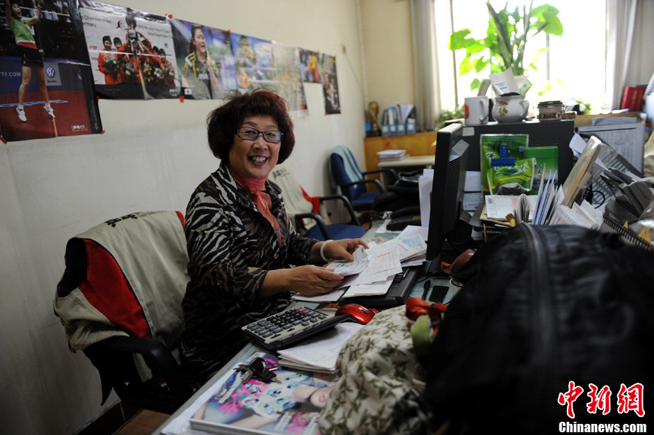 Liu, 62, was an accountant before retirement. She continues the accountant and administration works after retirement. Liu said that she enjoyed being with young people, which makes her feel younger also. (Chinanews/Li Meiduo)