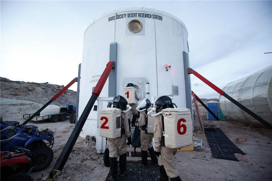 Members of Crew 125 EuroMoonMars B mission return after collecting geologic samples to be studied at the Mars Desert Research Station (MDRS) outside Hanksville in the Utah desert March 2, 2013.(Photo/Agencies)