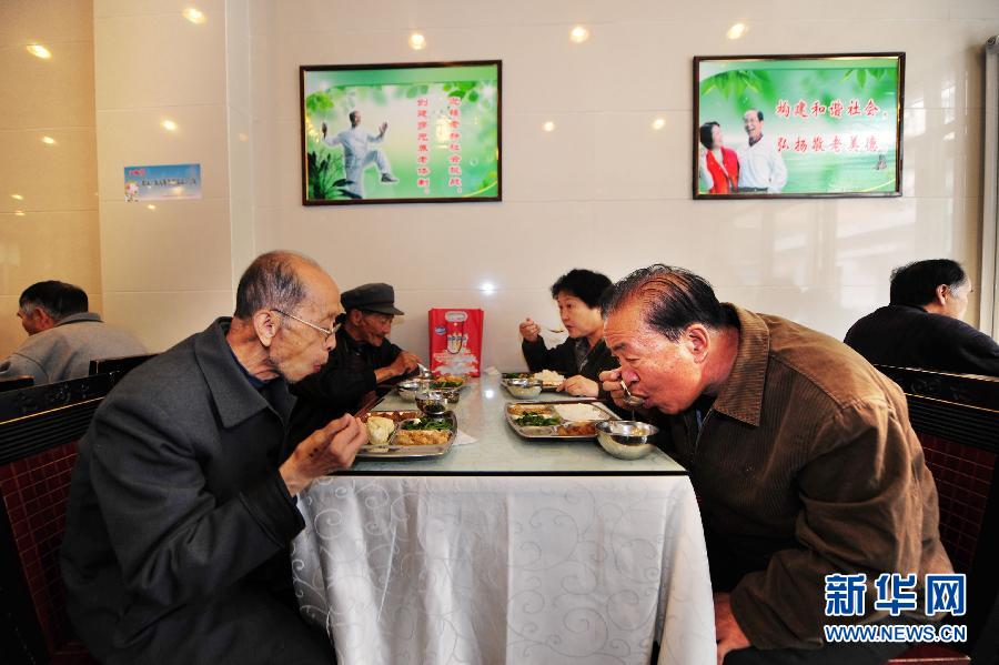 Senior people have lunch at “virtual restaurant for seniors” of Chengguan district in Lanzhou, Gansu on Oct 11, 2012. People at the age of 60 years old or above who live in Chengguan district can apply for a “virtual card for seniors” for discounted meals at any restaurant for seniors in the city. (Photo/Xinhua)