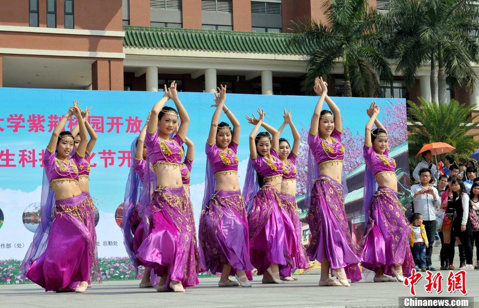 Girls dance at the 24th Science and Technology Cultural Festival of students on March 9, 2013. (Photo/CNS)