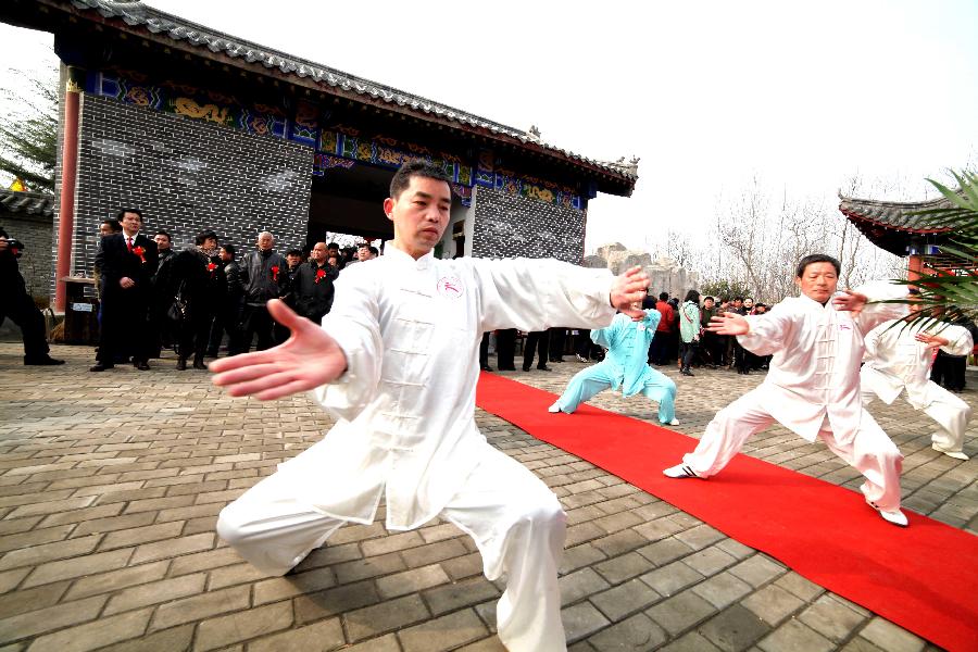 People perform during a temple fair in celebration of "Er Yue Er" in Bozhou City, east China's Anhui Province, March 13, 2013, on the occasion of the second day of the second lunar month, known in Chinese as Er Yue Er, "a time for the dragon to raise its head", as a Chinese saying goes. Various kinds of traditional activities were held all over the country to celebrate the festival to pray for a good harvest in the coming year. (Xinhua/Liu Qinli)