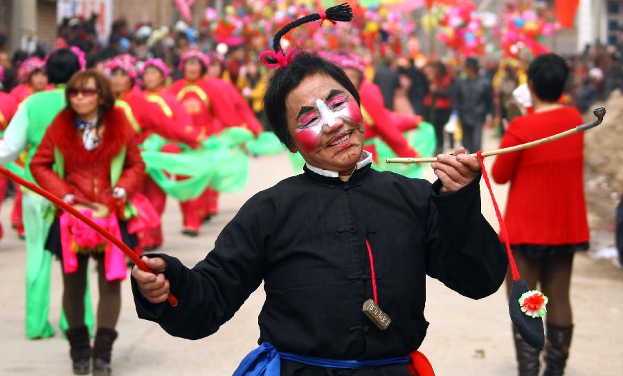 Villagers perform during a celebration for "Er Yue Er" in Yangxian Village of Ruicheng County in Yuncheng City, north China's Shanxi Province, March 13, 2013, on the occasion of the second day of the second lunar month, known in Chinese as Er Yue Er, "a time for the dragon to raise its head", as a Chinese saying goes. Various kinds of traditional activities were held all over the country to celebrate the festival to pray for a good harvest in the coming year. (Xinhua/Xue Jun) 