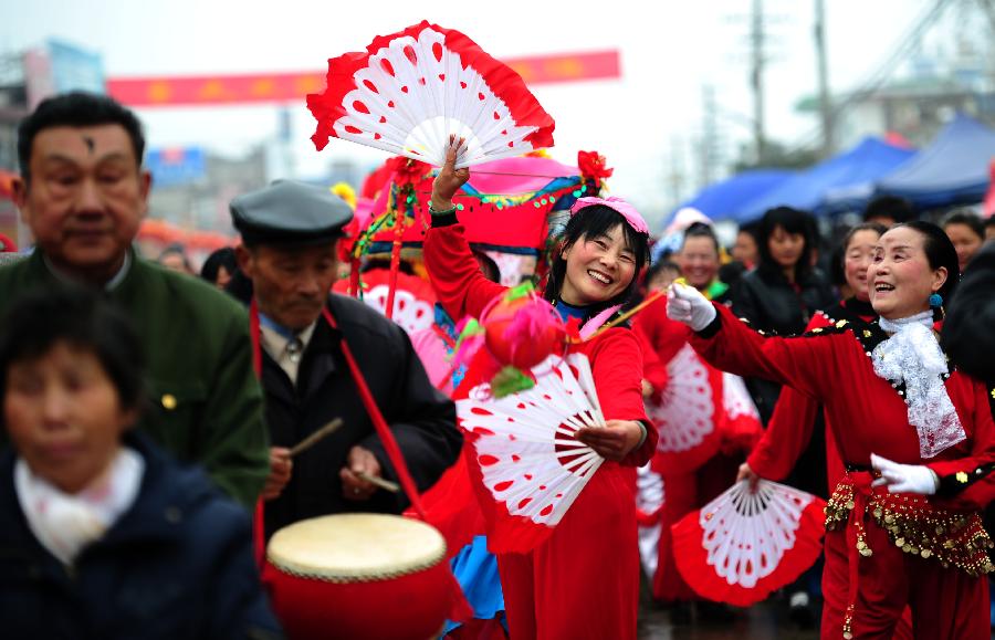 Folk artists perform during a temple fair in celebration of "Er Yue Er" in Changfeng County, east China's Anhui Province, March 13, 2013, on the occasion of the second day of the second lunar month, known in Chinese as Er Yue Er, "a time for the dragon to raise its head", as a Chinese saying goes. Various kinds of traditional activities were held all over the country to celebrate the festival to pray for a good harvest in the coming year. (Xinhua/Yu Junjie)
