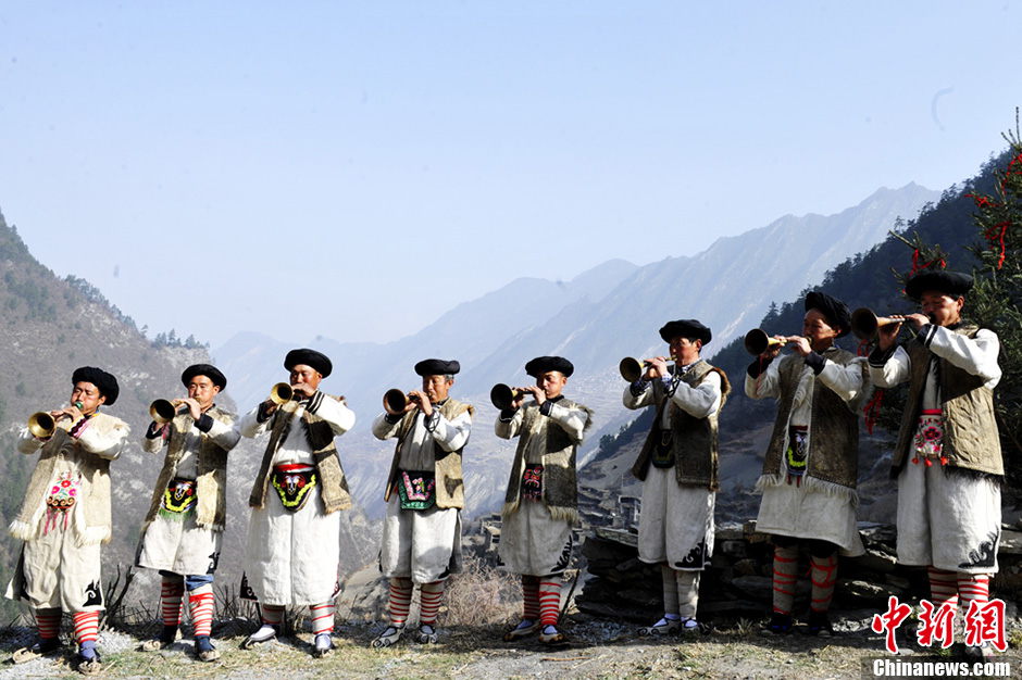 Men of Qiang nationality dressed in folk costumes perform Qiang music during the celebration for the Guai Ru Festival in Lixian county, southwest China's Sichuan province, March 13, 2013. (Chinanews/An Yuan) 