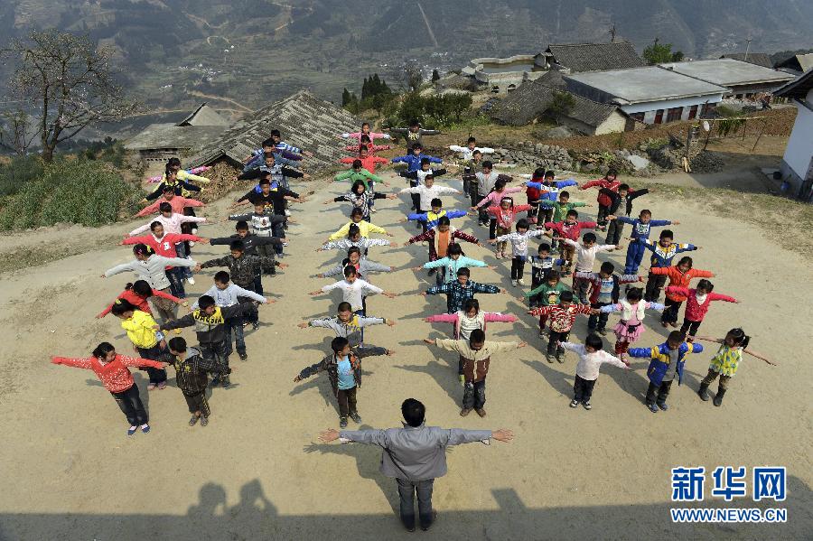 Students do exercise during their break on March 11, 2013. (Xinhua/Peng Nian)