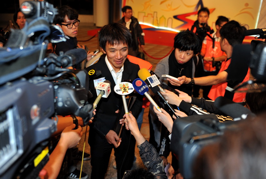 "Hong Kong Sportsmanship Sports Stars Award" winner, recently retired "Cycling Legend of Hong Kong" Wong Kam Po, receives a group interview at the Hong Kong Convention and Exhibition Centre on March 14, 2013. (Xinhua/Lu Binghui)