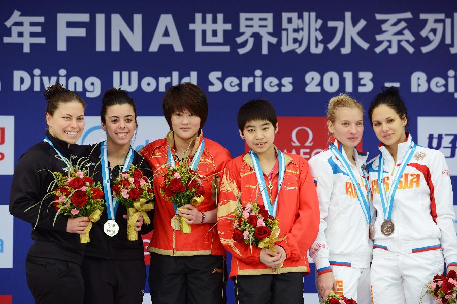 Gold medalists Chen Ruolin and Liu Huixia(C) from China, silver medalists Meaghan Benfeito and Roseline Filion (L) from Canada, bronze medalists Yulia Koltunova and Natalia Goncharova from Russia pose during the awarding ceremony of the Women's 10m Platform Synchro Final in the FINA Diving World Series 2011-Beijing at National Aquatics Center in Beijing, China, March 15, 2013. (Xinhua/Tao Xiyi)