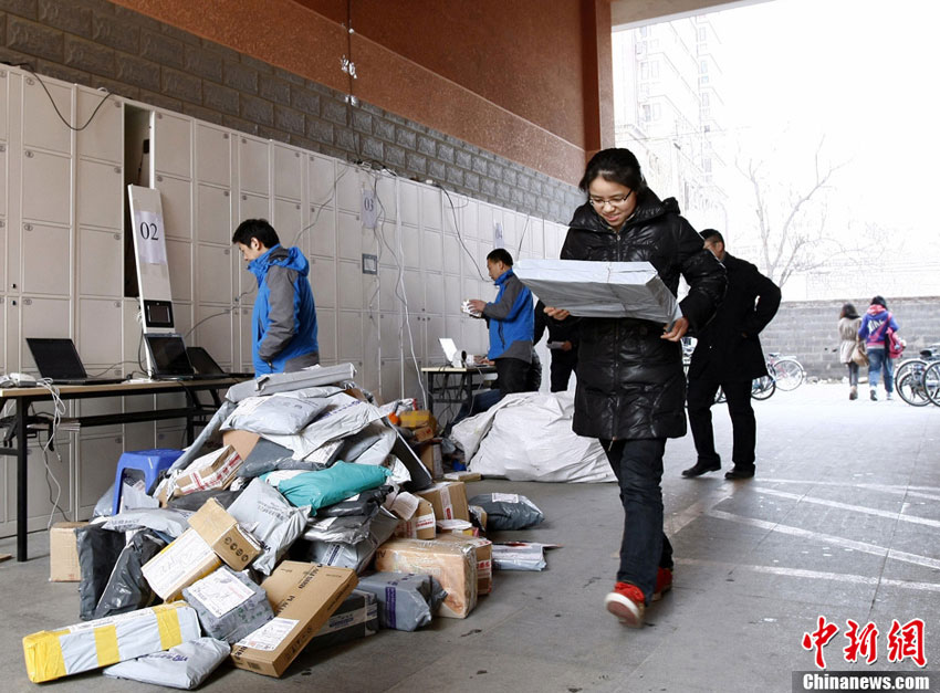 Students at the Renmin University of China can collect the packages deliveryman left in lockers at the campus. (Photo/Chinanews.com)