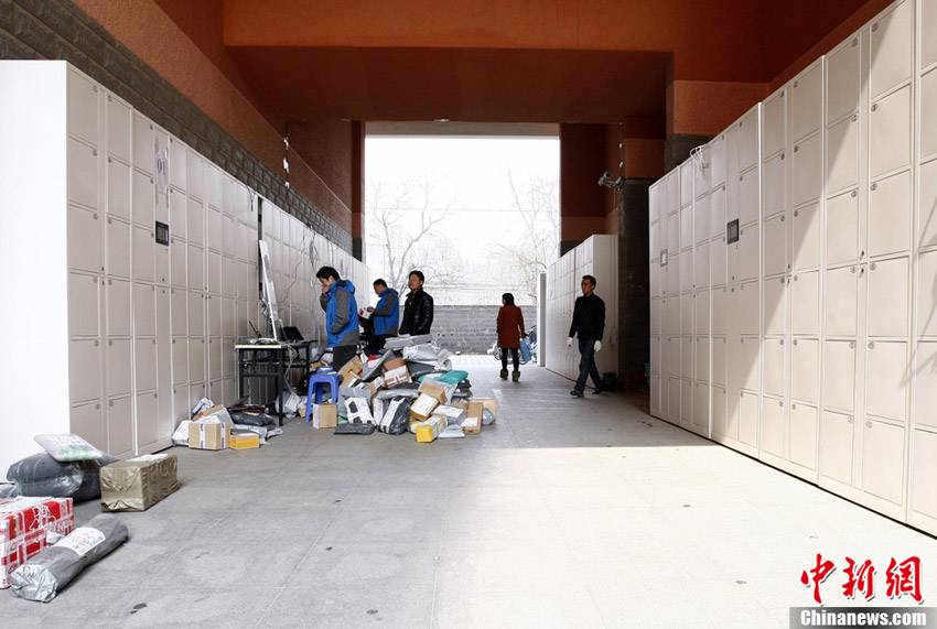 Students at the Renmin University of China can collect the packages deliveryman left in lockers at the campus. (Photo/Chinanews.com)