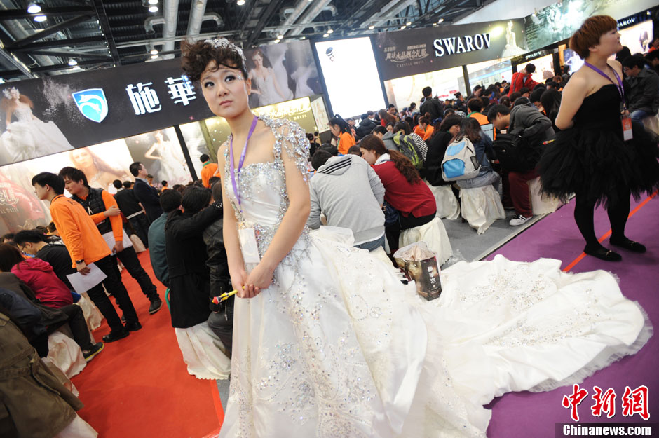 Models demonstrate wedding dresses all girls are dreaming for at the 2013 Beijing Wedding Expo for spring held in National Conference Center, March 16, 2013. The expo lasted for two days. (Photo/CNS)