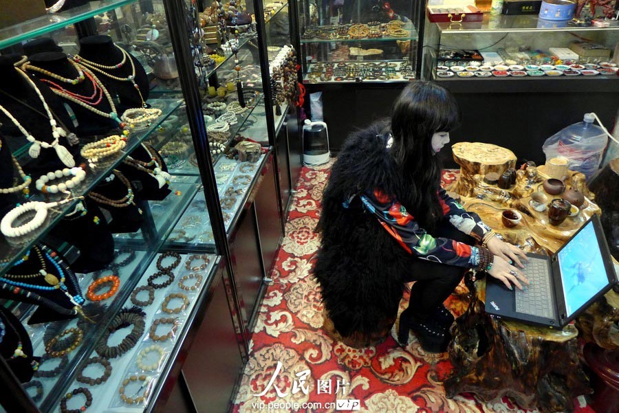 Li works in her shop. (Zhao Jingdong/vip.people.com.cn)